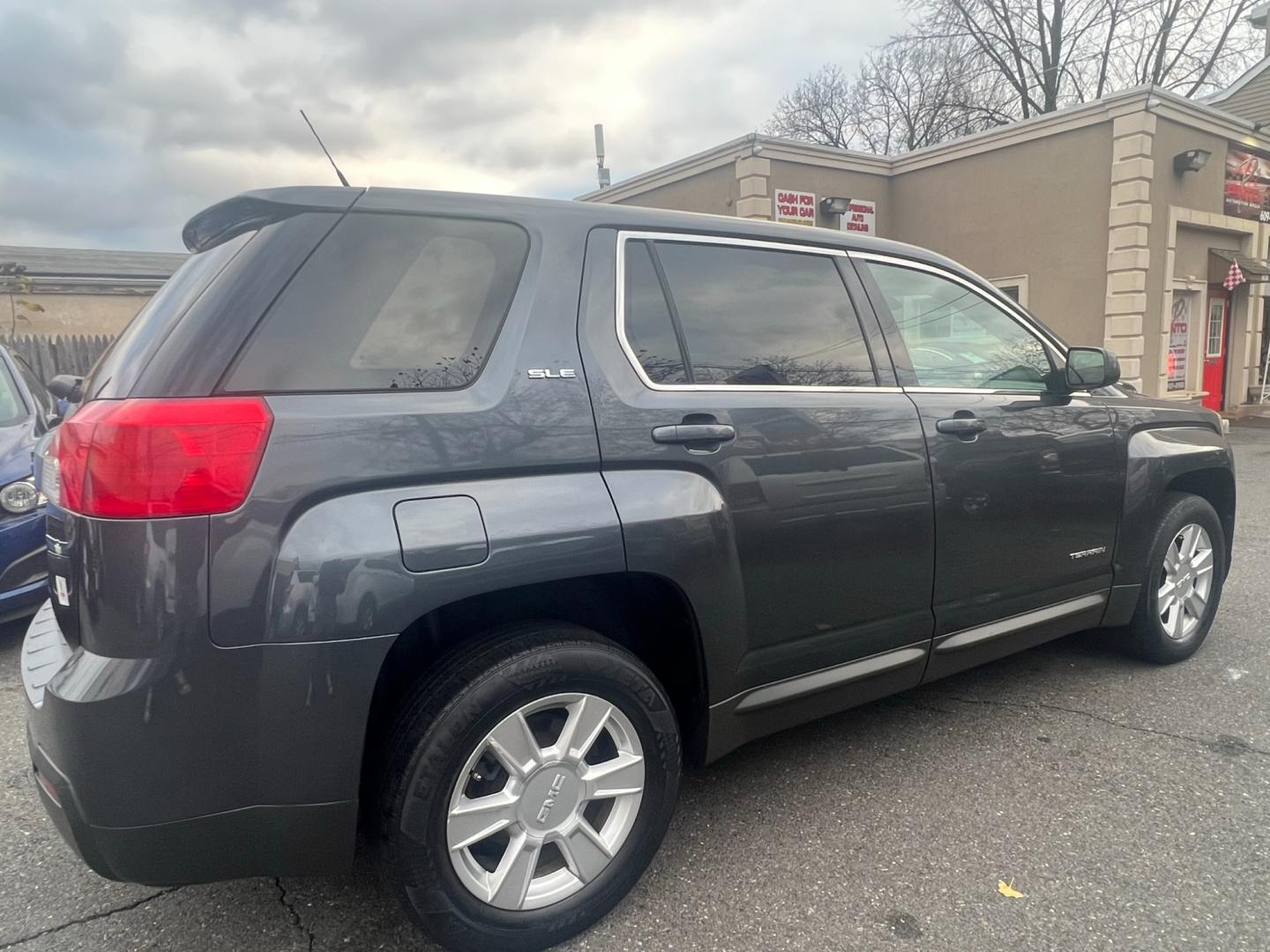 2011 charcoal /Gray GMC Terrain SLE1 FWD (2CTALMEC0B6) with an 2.4L L4 DOHC 16V engine, 6 SPEED AUTOMATIC transmission, located at 1018 Brunswick Ave, Trenton, NJ, 08638, (609) 989-0900, 40.240086, -74.748085 - Photo#6